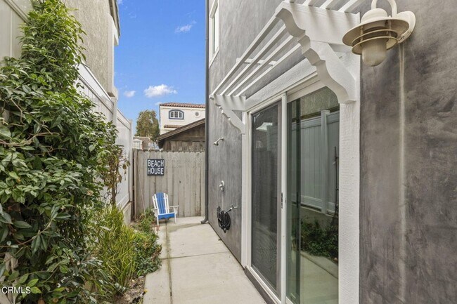 Building Photo - 104 La Brea St