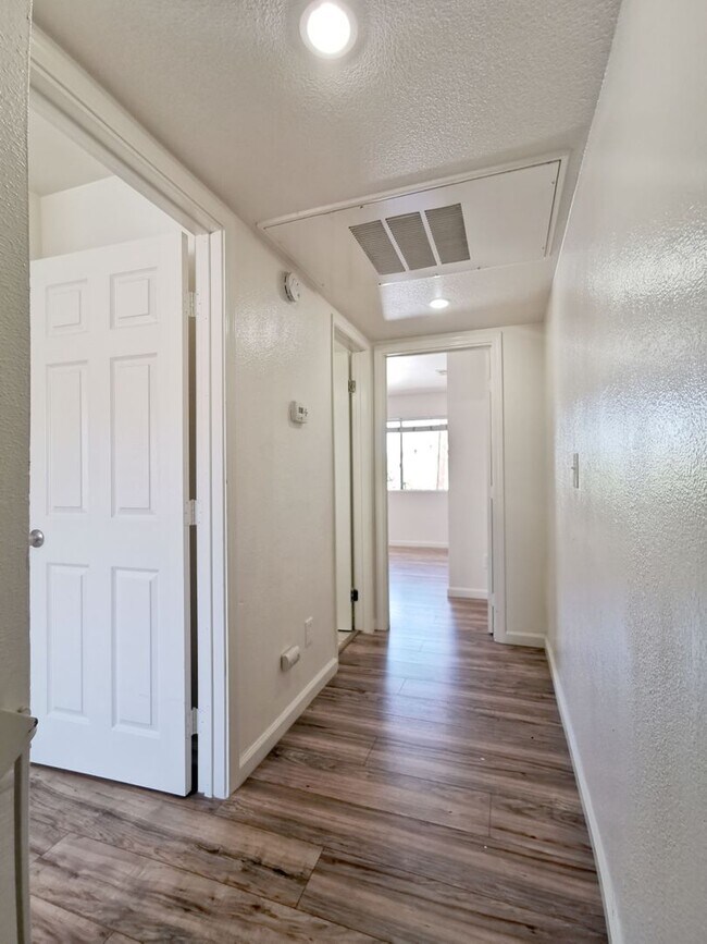 Building Photo - Beautiful 2 Bed / 1.5 Bath Two-Story Condo in Spring Valley