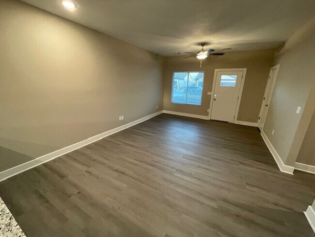 Building Photo - 9208/10 E Wassall