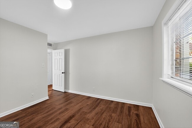 Building Photo - 2516 Peachwood Cir NE