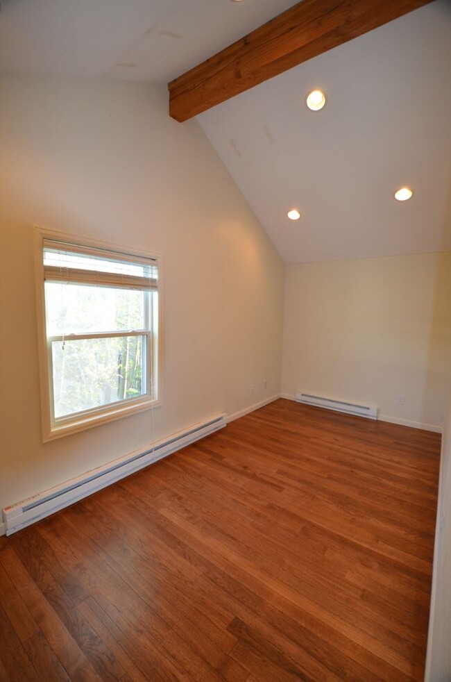 Building Photo - Great Location, Walk to Everything! Update...