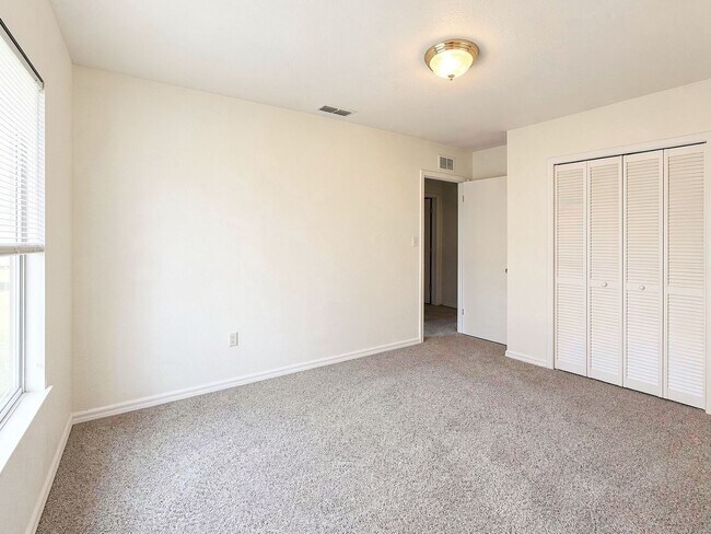 Building Photo - 3 Bedroom Home for Rent Near Tiger Stadium & Lakeland Regional!