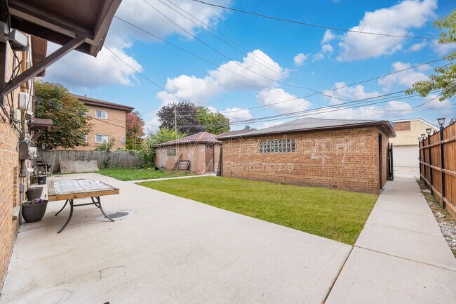 Building Photo - 4644 W 47th St