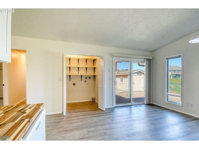 Building Photo - Charming 3 Bedroom Home