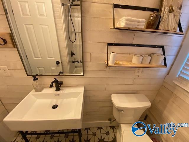 Building Photo - 1236 Oshaughnessy Ave NE