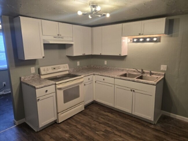 Building Photo - 524 3rd St