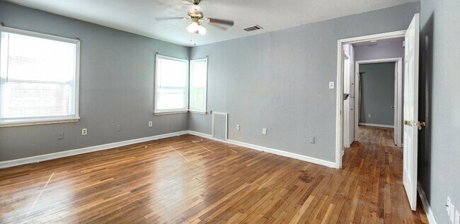 Building Photo - 3/1.5/2 DETACHED GARAGE - GREAT HOME IN TECH TERRACE