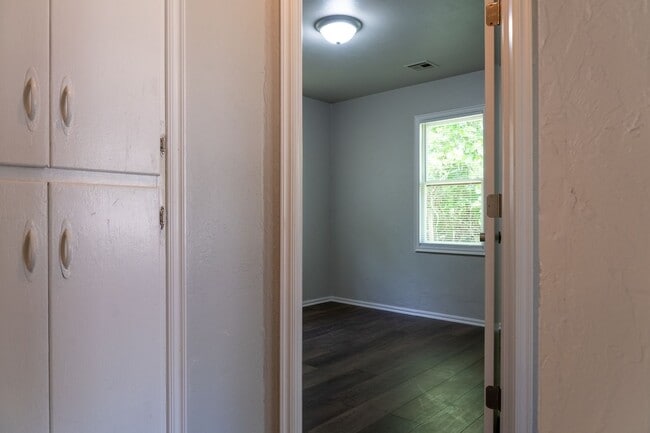 Building Photo - NEWLY RENOVATED 2 BEDROOM HOME!