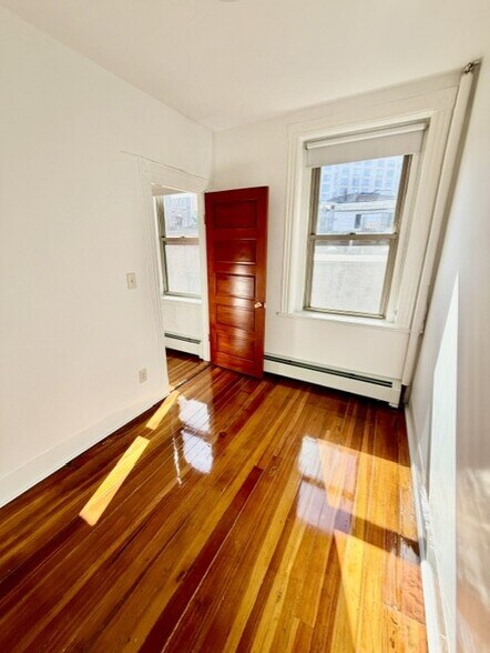 Building Photo - 9 Thacher Ct