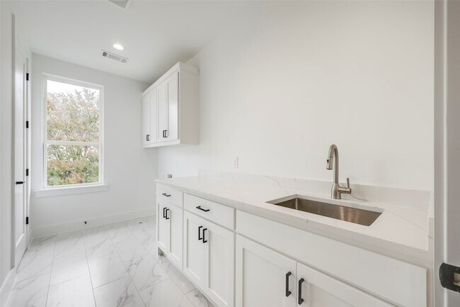 Building Photo - 6027 Marquita Ave