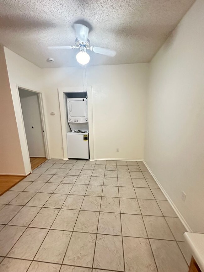 Building Photo - (PENDING APPLICATION) Gated West Lancaster...