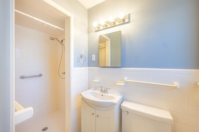 Building Photo - 202 Confederate Dr N