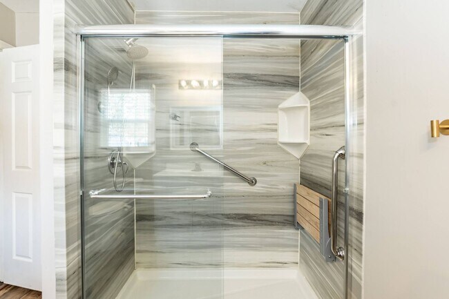 Building Photo - Three Bedroom Home!