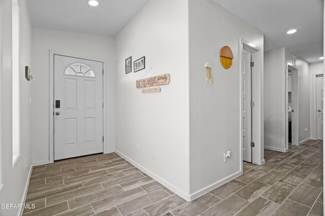 Building Photo - 15220 Apex Ct