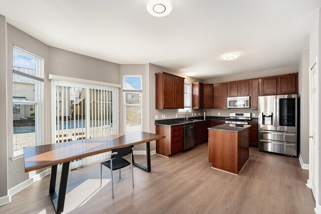 Building Photo - 27106 Ladbroke St