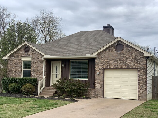 Primary Photo - 3 Bed, 2 Bath Home w/ 1 Car Garage and Fen...