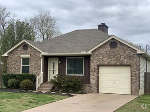 Building Photo - 3 Bed, 2 Bath Home w/ 1 Car Garage and Fen...