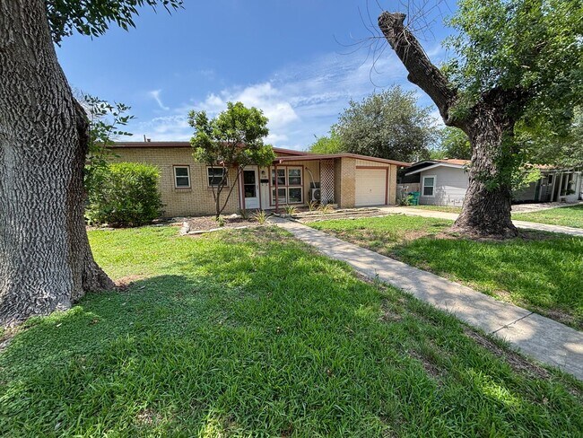 Building Photo - 318 Sprucewood Ln