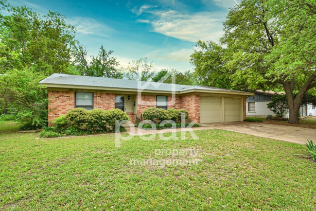 Primary Photo - $1725! 3Bed home! Apply by 11/5 and save 5...