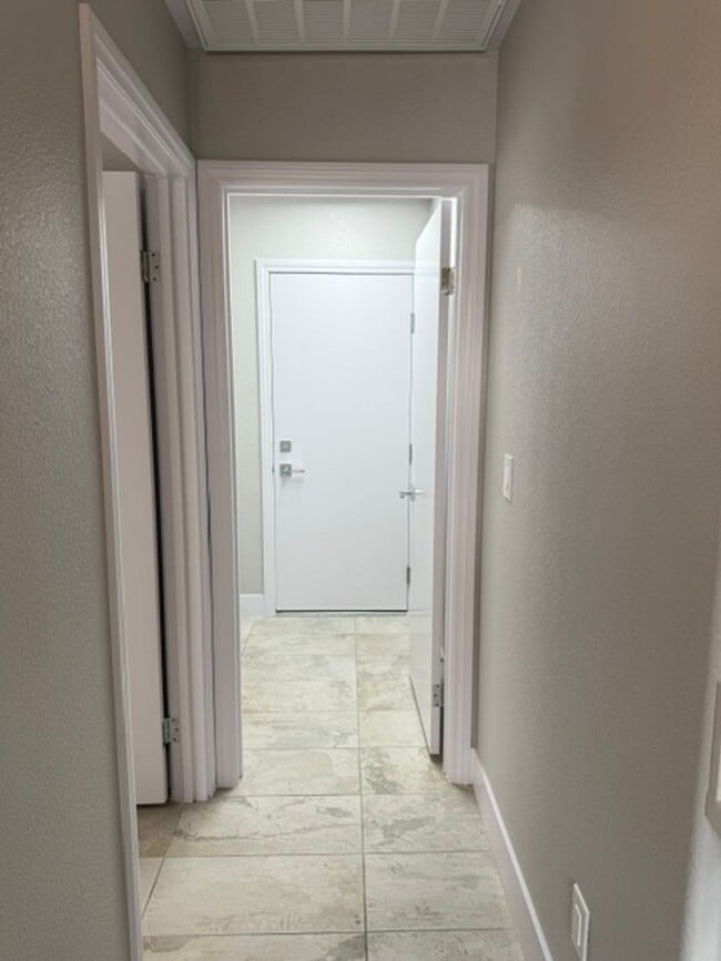 Building Photo - STUNNING 3BD/2BA SINGLE STORY BEAUTY IN THE HEART OF THE SOUTHWEST!!  **GORGEOUSLY REMODELED!! **...