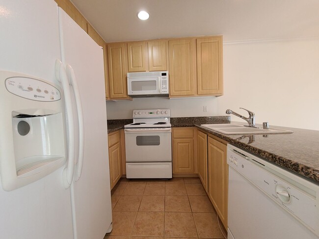 Building Photo - 2 Bedroom Condo in El Cajon with AC!