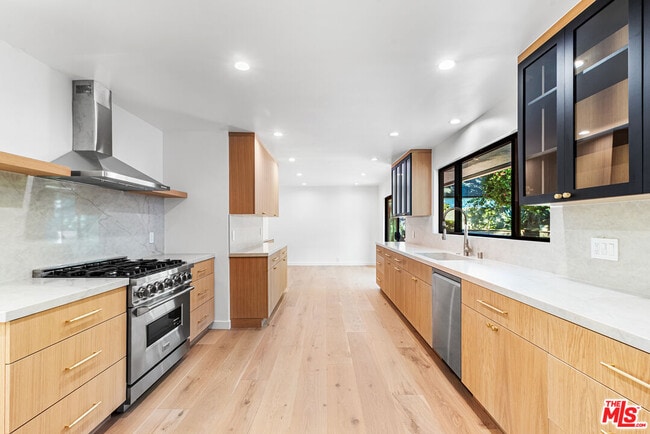 Building Photo - 5160 Los Feliz Blvd