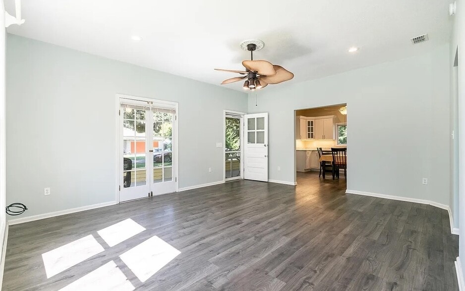 Building Photo - 2133 Doane St