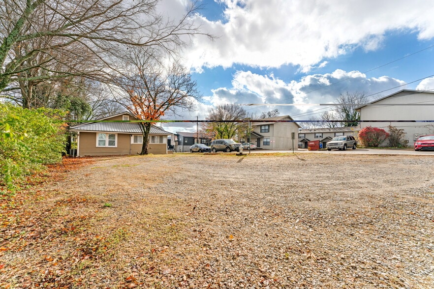 Building Photo - 811 N Lindell Ave