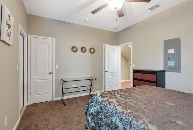 Building Photo - Modern 3-Bed, 3-Bath Townhome with Stylish Upgrades in Condo Community