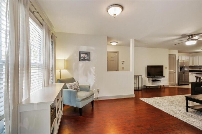 Building Photo - 1002 Madison Ln S E