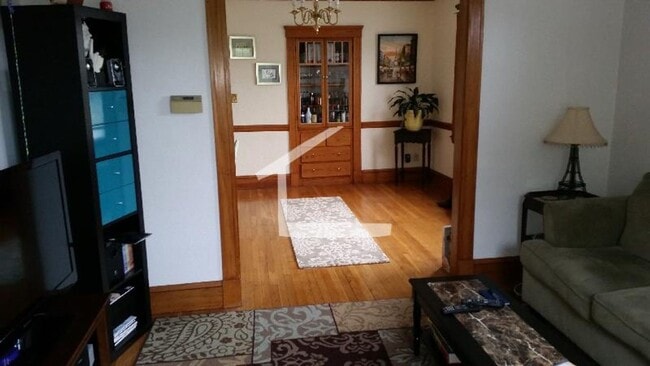 Building Photo - Big and Bright