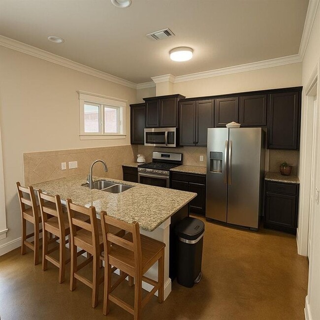 Building Photo - 4X3 Home Close to Campus!