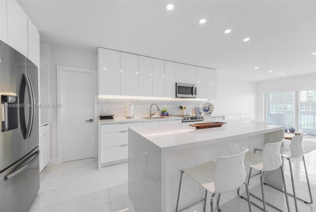 Building Photo - 1950 S Ocean Dr