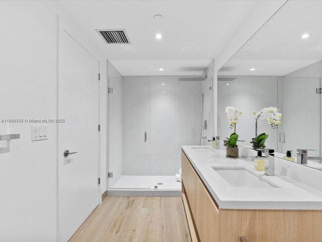 Building Photo - 9901 W Bay Harbor Dr