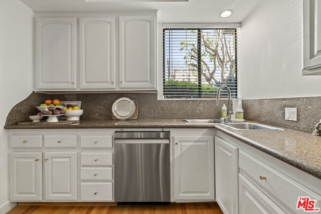 Building Photo - 12115 San Vicente Blvd