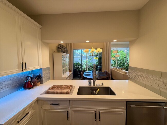 Building Photo - Two-story Upscale Townhouse located at Bel...