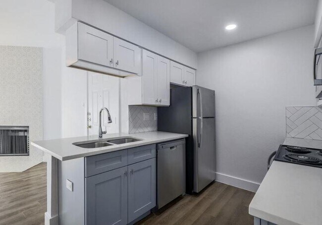 Building Photo - 114 E 31st St