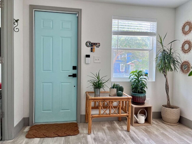 Building Photo - "Charming 2-Bed, 2-Bath Gem in the Heart of St. Petersburg – 1100 Sq. Ft. of Comfort!"