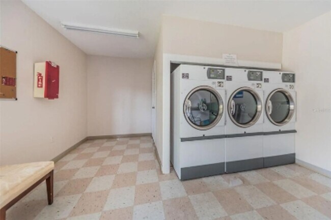 Building Photo - FOR RENT – CHARMING 1-BEDROOM CONDO IN SAINT PETERSBURG, FL