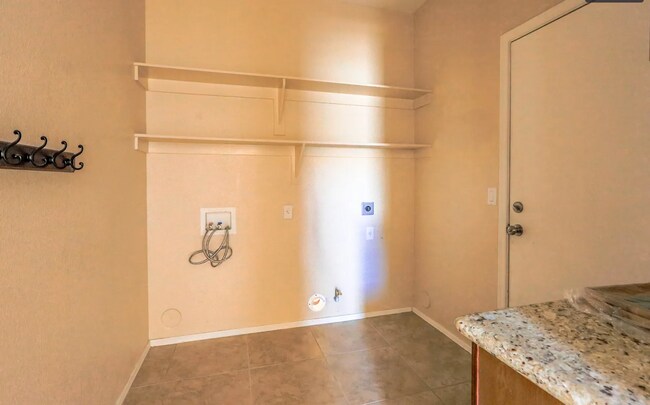 Building Photo - Three bed and two /half bath North Phoenix