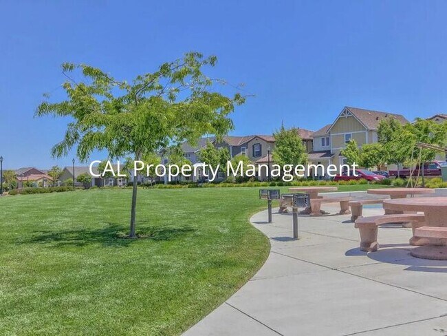 Building Photo - Beautiful 4 bedroom house in East Garrison!