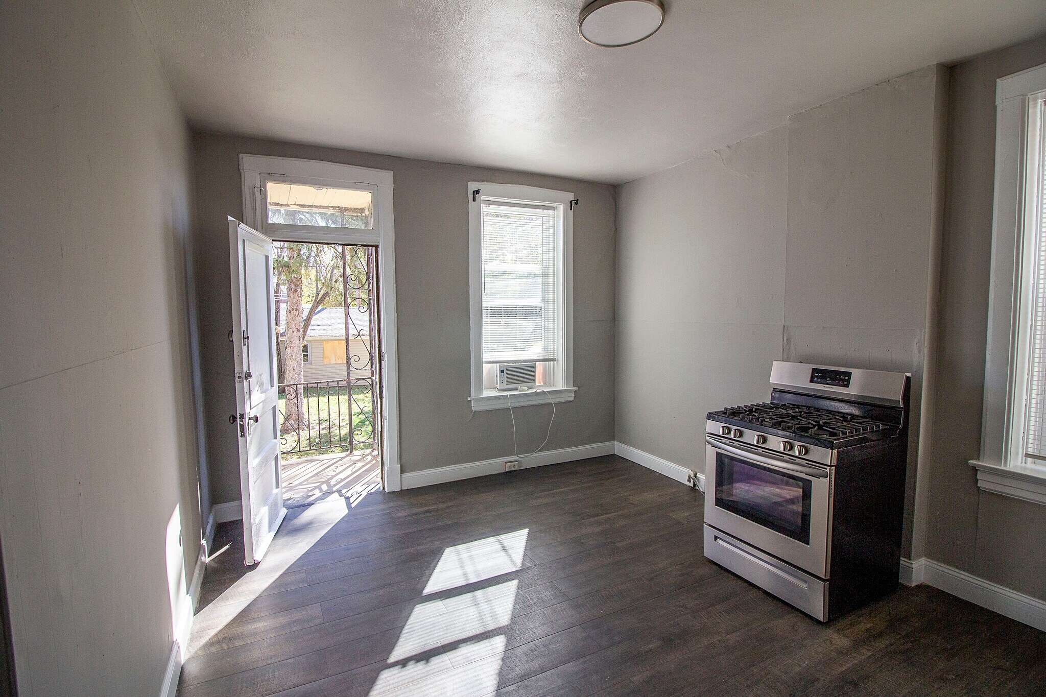 Building Photo - 4221 Dewey Ave