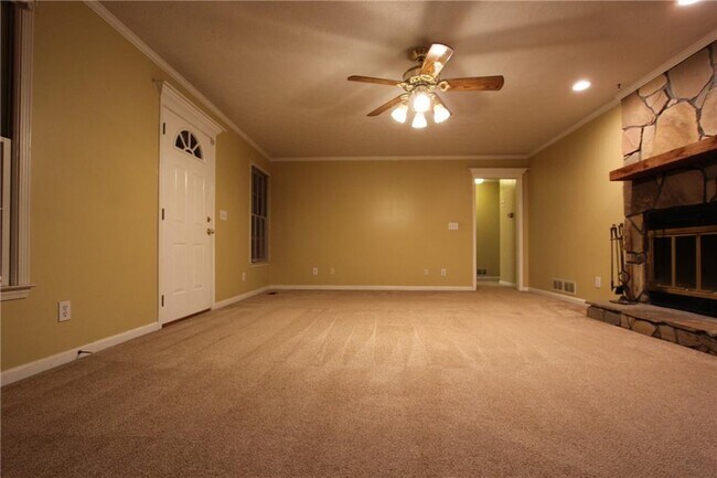 Building Photo - 818 Springlake Rd