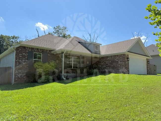 Building Photo - Single-Family Home- 2 Bed/2 Bath w/Hobby R...