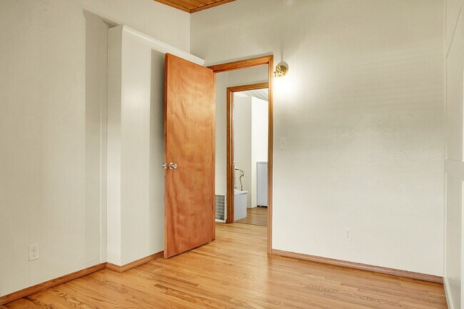Building Photo - $1,950, 3-bedroom, 1-bathroom house in Col...