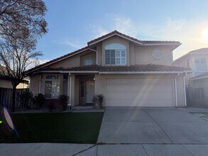 Building Photo - Welcome to this stunning 4 bedroom 2.5 bathroom home located in Hayward