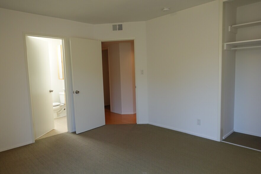 Building Photo - 546 N Flores St