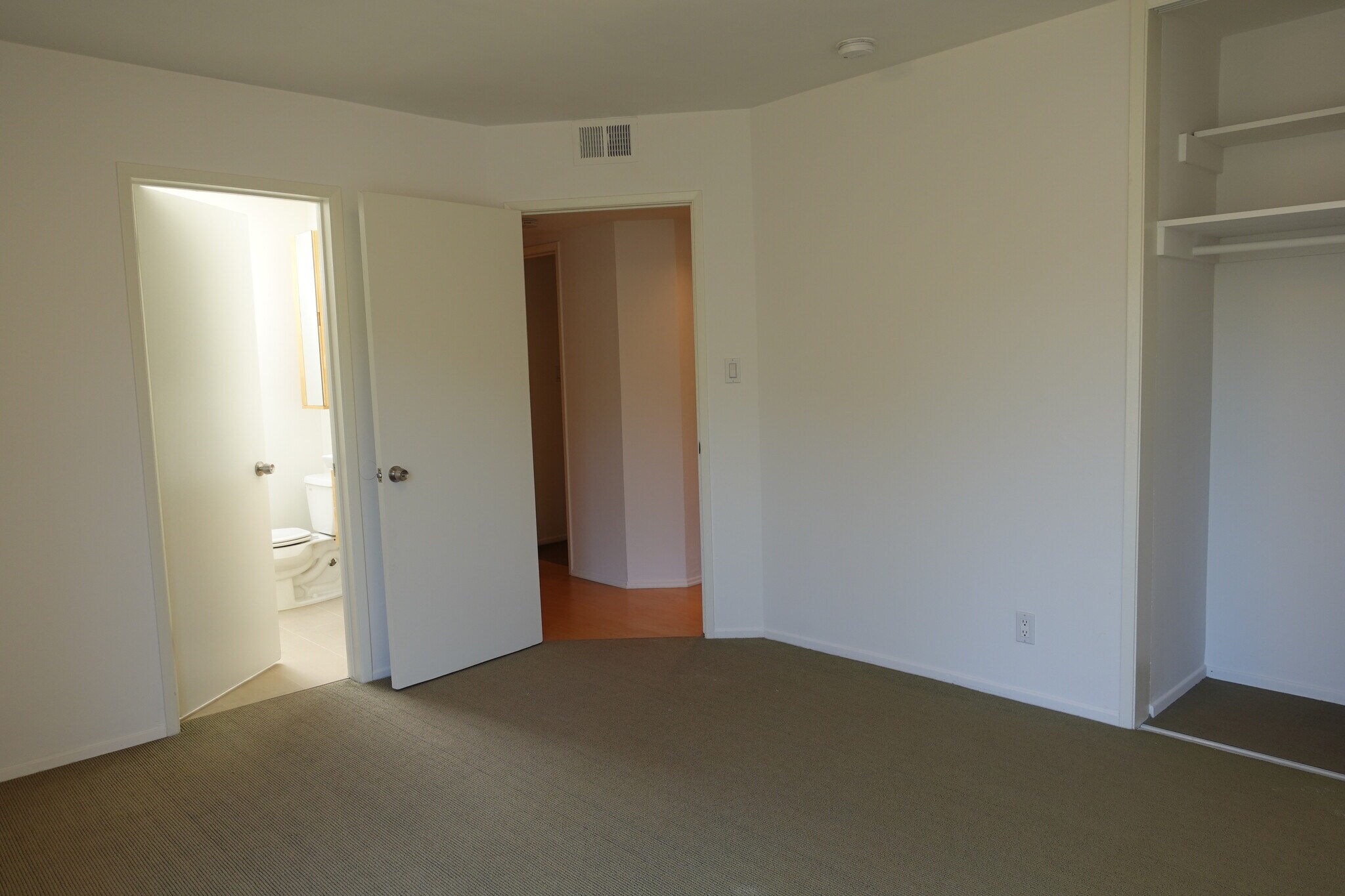 Building Photo - 546 N Flores St