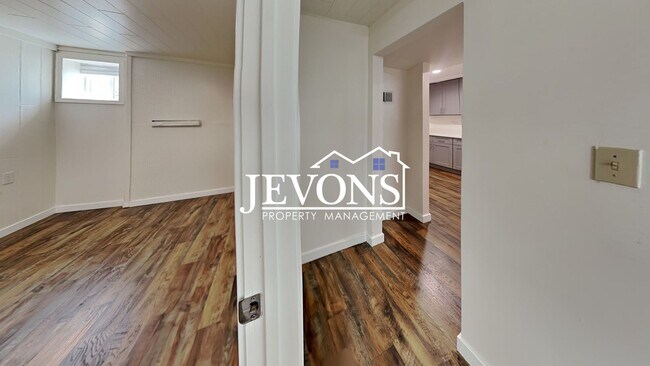 Building Photo - $1,000 Rent Credit if move-in occurs befor...