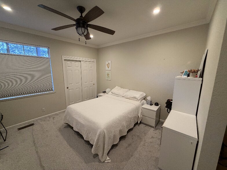 Building Photo - 558 N 3rd St